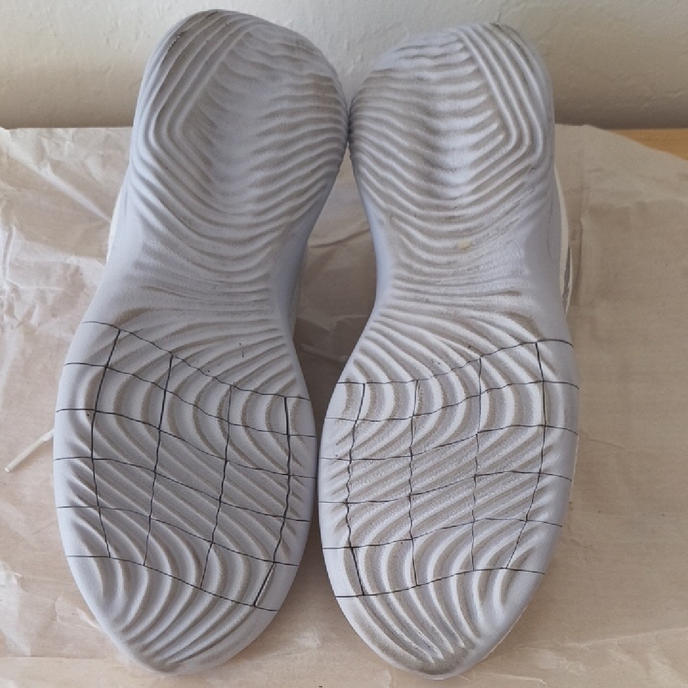 Nike Flex White and Gray Running Shoes - Picture 5 of 6